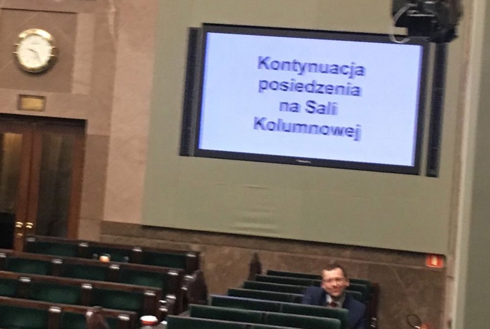 Tego w Sejmie nie było. "Sztuczny tłum" i głosowania poza salą plenarną