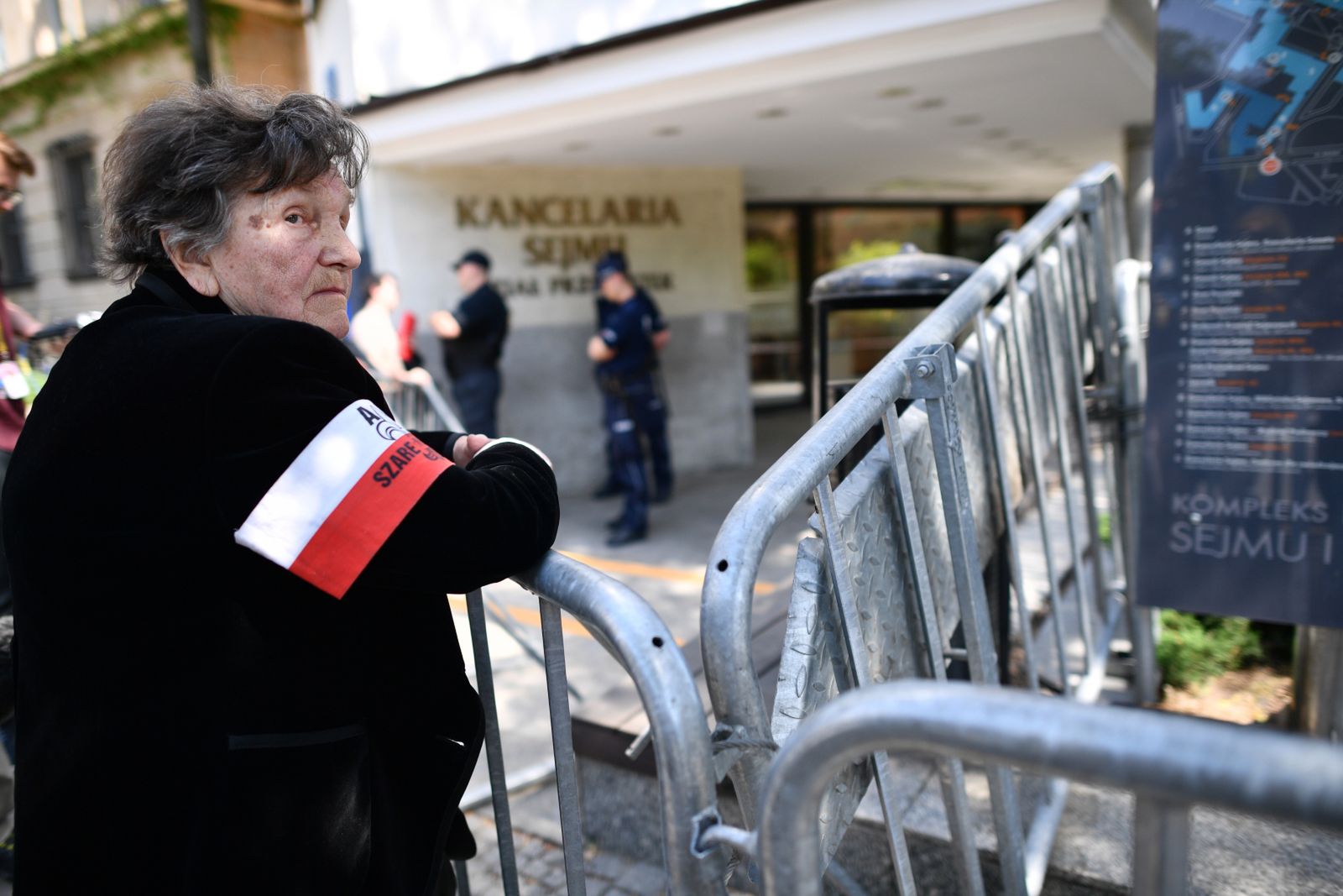 Wanda Traczyk-Stawska ps. Pączek przy sejmowym biurze przepustek