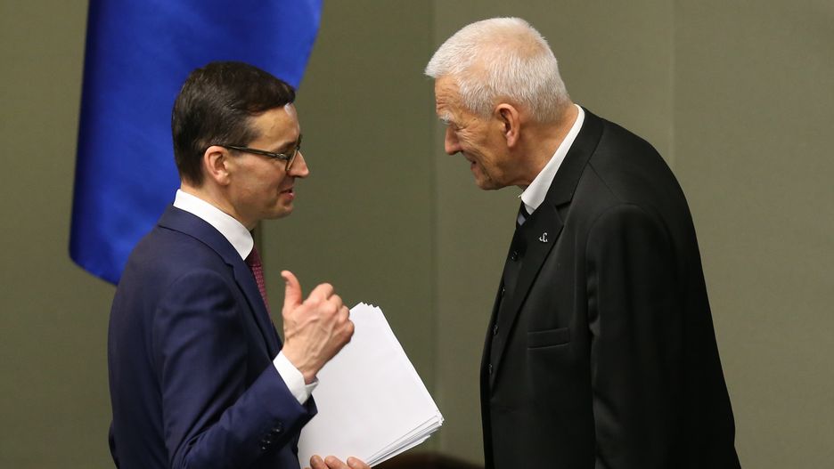 Kornel Morawiecki gratuluje synowi po wygłoszonym przez niego expose w Sejmie (zdj. arch.)