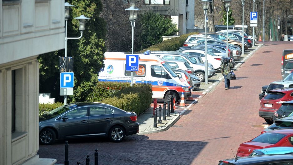 Dyżurna karetka przed Sejmem