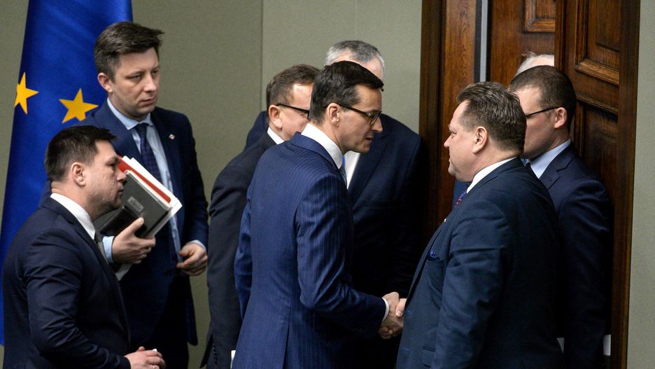Mateusz Morawiecki zapowiadał likwidację nagród dla ministrów na początku marca