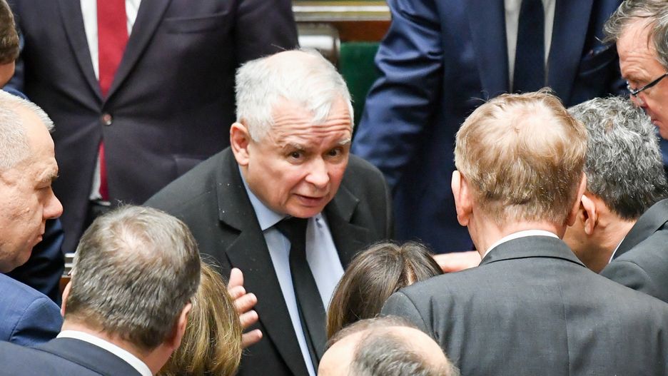 PiS przegrywa z KE w kolejnym marcowym sondazu