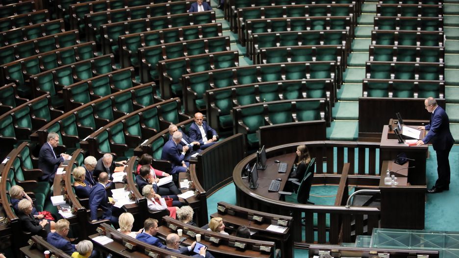 Puste ławy Sejmu podczas sprawozdania z pracy Rzecznika Praw Obywatelskich Adama Bodnara.