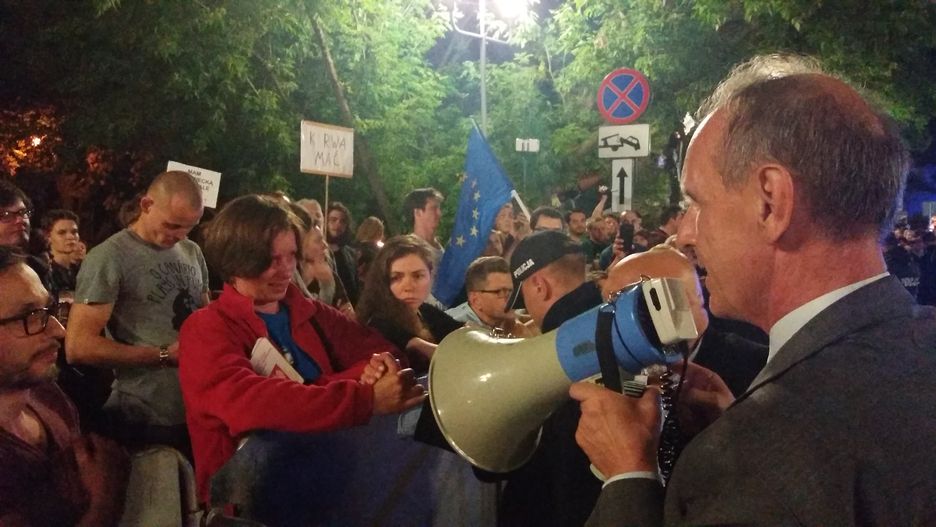 senator PO Bogdan Klich przemawia do protestujących