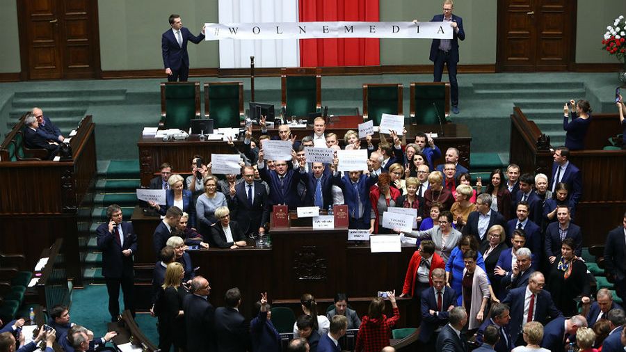 Opozycja okupowała mównicę w Sejmie