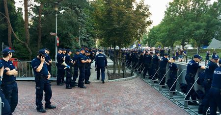 Policja składa do sądu wnioski o ukaranie demonstrantów. Pisali po ścianie Sejmu