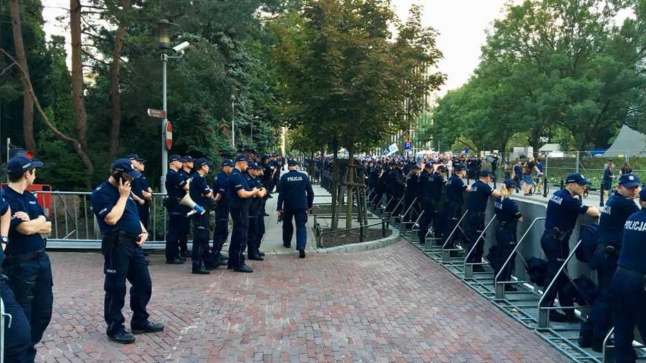 Policja przed Sejmem wylegitymowała 18 osób