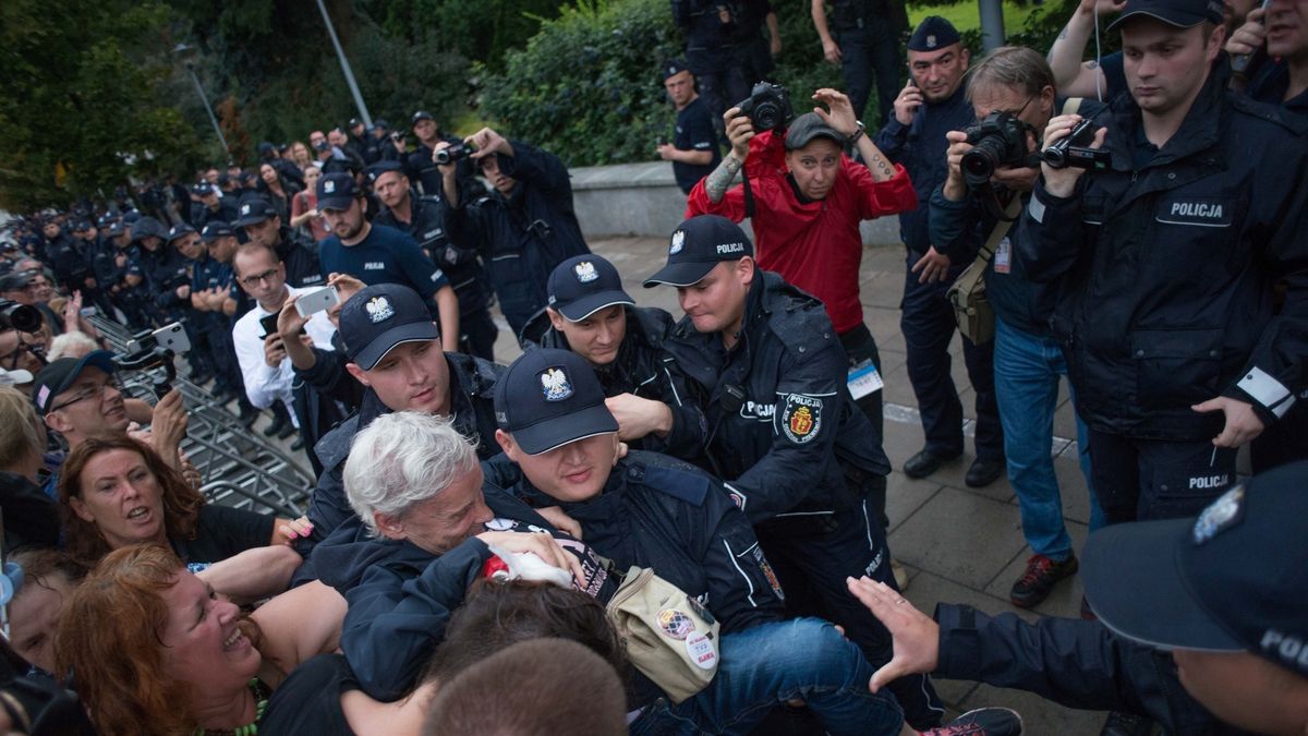 Czterech demonstrantów sprzed Sejmu usłyszało zarzuty