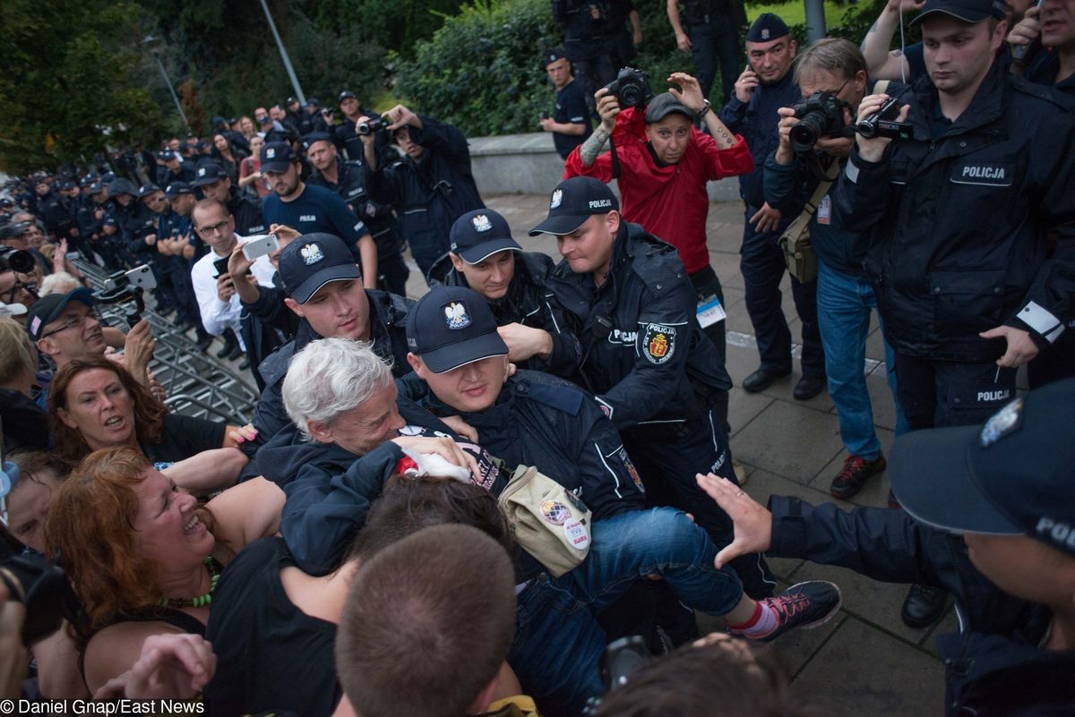 Protesty przed Sejmem. Są zarzuty