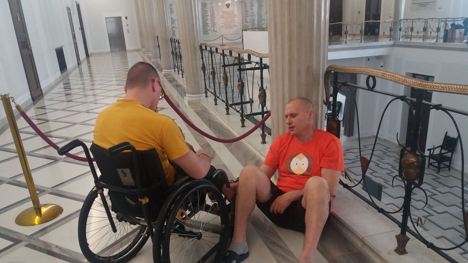 Karol Milewicz podczas protestu w Sejmie jest wsparciem nie tylko dla swoich córek