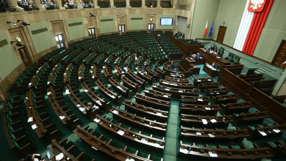 Puste ławy podczas debaty o SOR to "fake news"