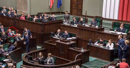 Gorąco w Sejmie. Nitras chciał przekazać dziecięce buciki Kaczyńskiemu