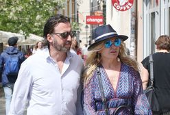 Olejnik w rozwiązanych butach spaceruje po Krakowie. Partner nie odstępował jej na krok