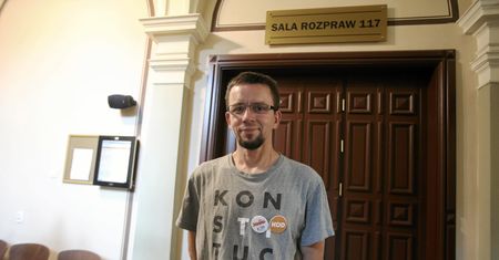 Szczecin. Założył na pomnik L. Kaczyńskiego koszulkę "Konstytucja Jędrek". Jest decyzja sądu