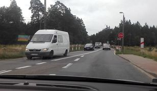Zatrzymaj się przed przejazdem! Absurd z polskiej drogi