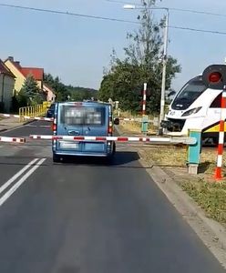 Dolnośląskie. Bus z pasażerami utknął między szlabanami na DK94