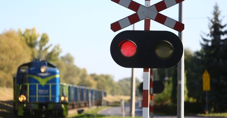 Kierowca utknął za szlabanem. Wiózł dziecko