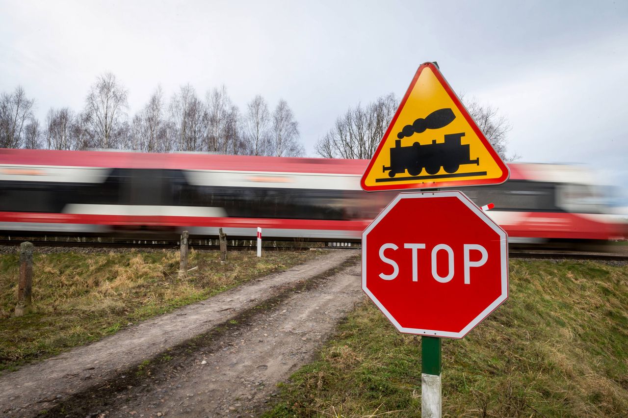 Andrychów. Wypadek na niestrzeżonym przejeździe. Pociąg staranował samochód