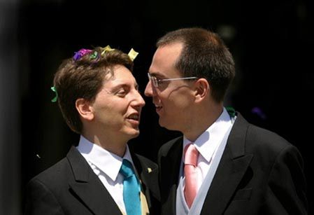 Konserwatywny burmistrz udzielił ślubu parze homoseksualistów