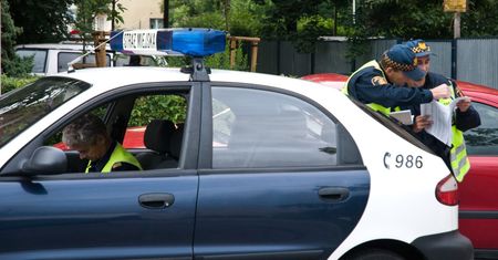 Samochód warszawskiej straży miejskiej oblany kwasem masłowym