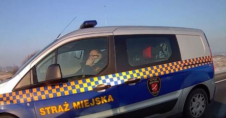 Komendant straży miejskiej rozmawiał przez telefon w czasie jazdy. Będzie kara!