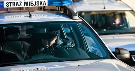 Warszawa: mężczyzna powiesił się w wozie straży miejskiej