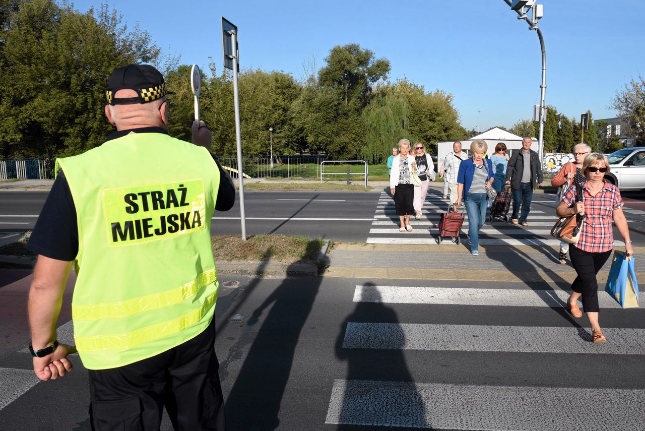 Załoga karetki zatrzymała pijanego kierowcę. Okazał się byłym strażnikiem miejskim