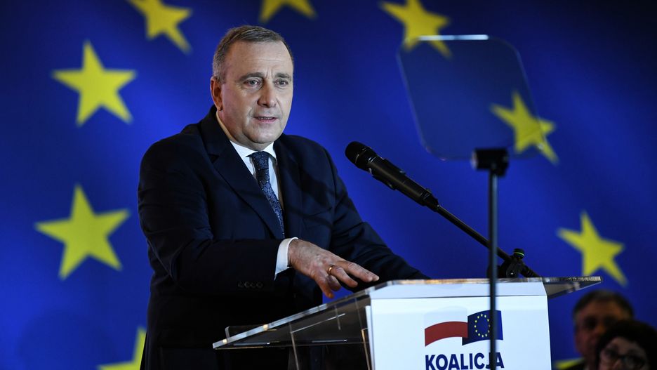 Przewodniczący PO Grzegorz Schetyna przemawia podczas pomorskiej konwencji wyborczej.