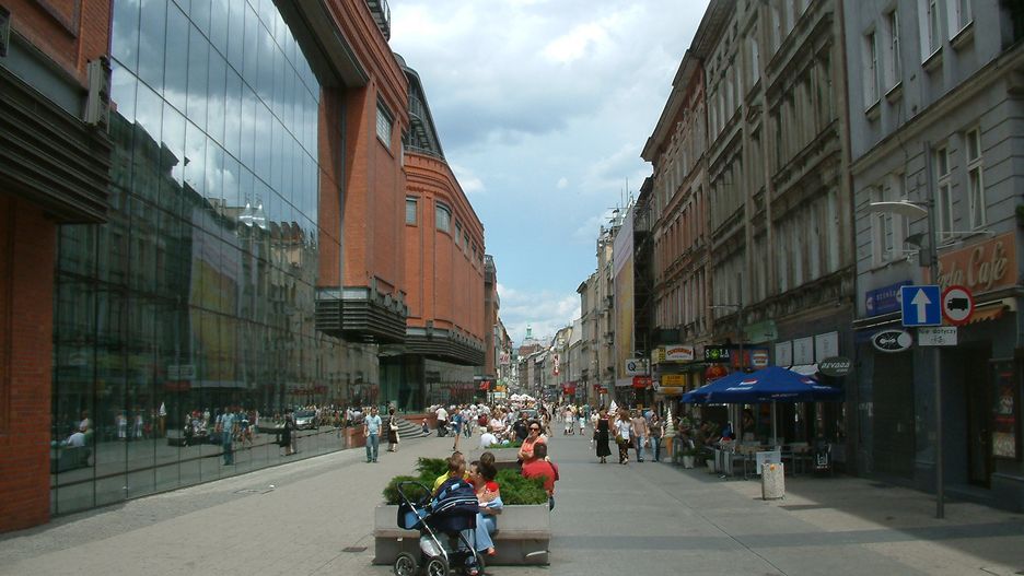 Ul. Półwiejska w Poznaniu to popularny deptak