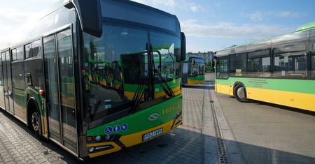 Autobusy i osobówka zderzyły się w Poznaniu. Ranny człowiek, tworzą się korki