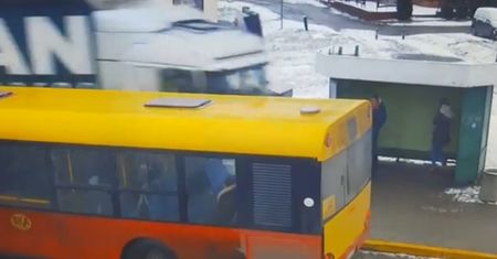 Ciężarówka staranowała przystanek. Ludzie stali tuż obok