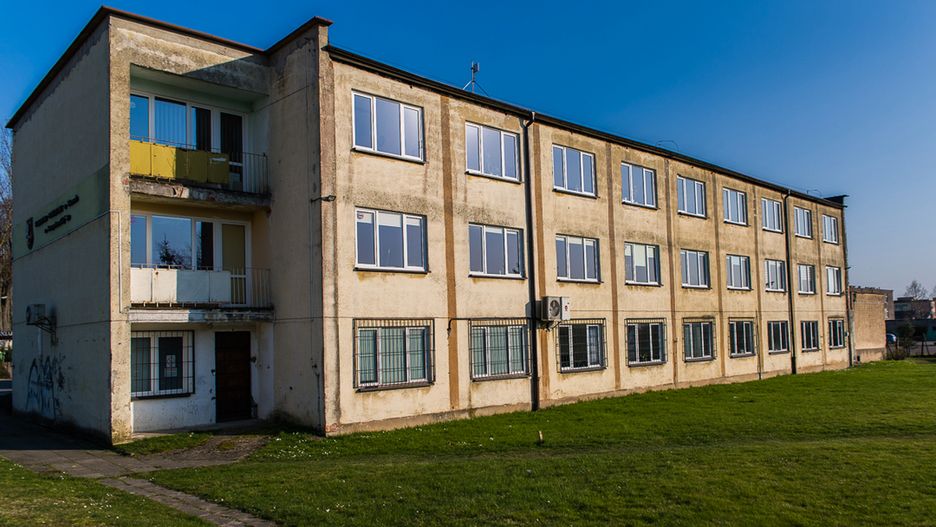 To nie jest popegeerowskie osiedle. To urząd. Najbiedniejszy w Polsce.