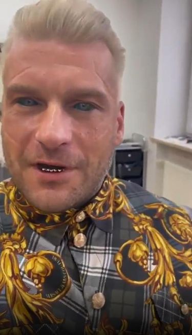 Popek przefarbował włosy na blond