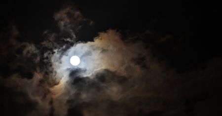 Księżyc Żniwiarzy – piątek 13. Dziś będziemy mogli podziwiać wyjątkową pełnię Księżyca. Co wyróżnia to zjawisko astronomiczne?