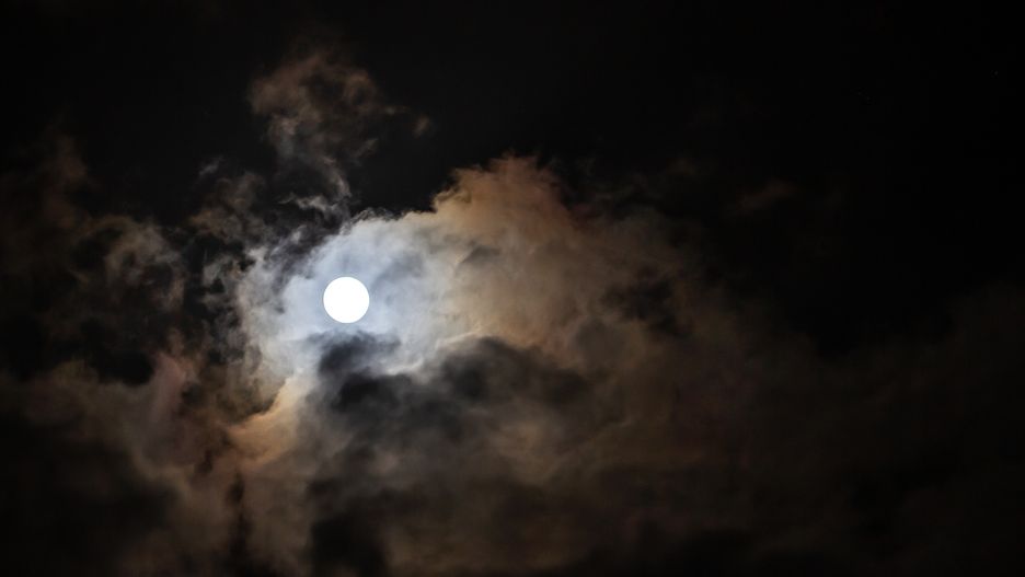 Księżyc Żniwiarzy – piątek 13. Dziś będziemy mogli podziwiać wyjątkową pełnię Księżyca. Co wyróżnia to zjawisko astronomiczne?