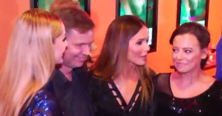 Małgorzata Socha, Anna Mucha i Marta Żmuda Trzebiatowska trzymają się za ręce i pękają ze śmiechu!