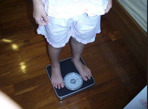 Badania wykazały, że ludzie, którzy jedzą jajka na śniadanie, są mniej głodni w ciągu dnia, co w rezultacie doprowadza do tego, że nie podjadają kalorycznych przekąsek.