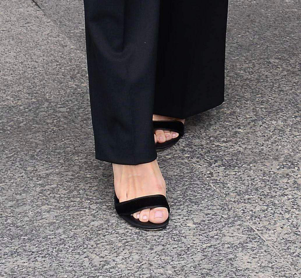 Małgorzata Rozenek w skromnej stylizacji wspiera Radosława Majdana