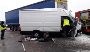 A2 zablokowana w kierunku Warszawy: tir zderzył się z busem. Fatalne warunki i utrudnienia również na A4