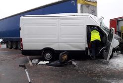 A2 zablokowana w kierunku Warszawy: tir zderzył się z busem. Fatalne warunki i utrudnienia również na A4