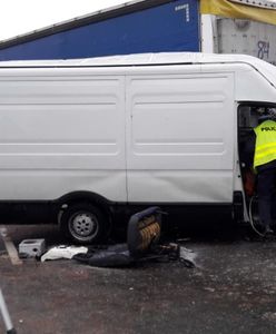 A2 zablokowana w kierunku Warszawy: tir zderzył się z busem. Fatalne warunki i utrudnienia również na A4