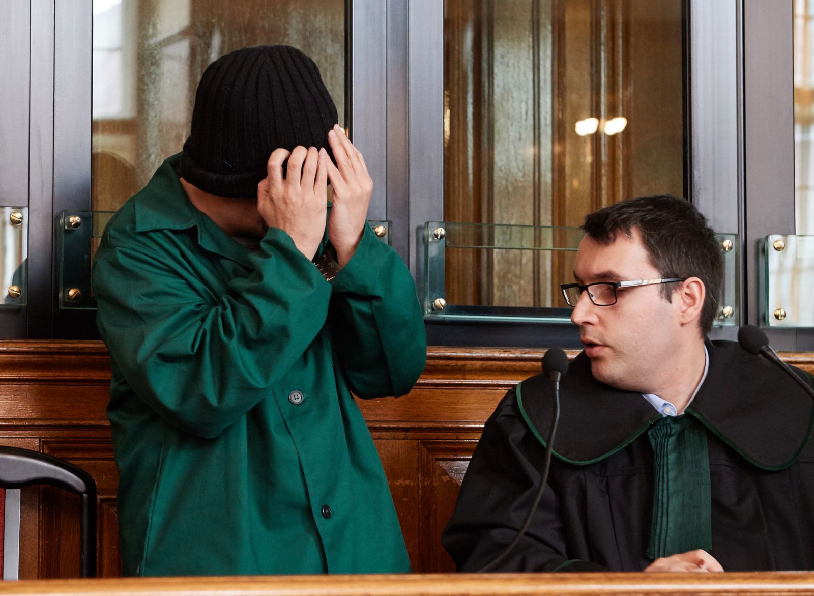 Leszek P. i jego pełnomocnik Marcin Klamann na sali Sądu Okręgowego w Gdańsku. 