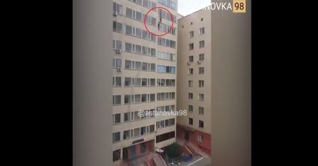 Niewiarygodne nagranie z Kazachstanu. Złapał w locie chłopca spadającego z 10. piętra