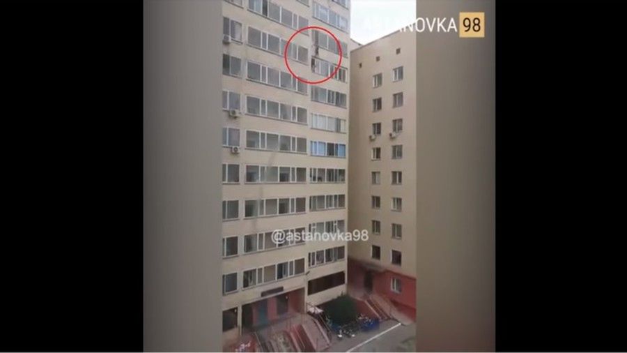 Niewiarygodne nagranie z Kazachstanu. Złapał w locie chłopca spadającego z 10. piętra
