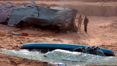 Policjanci zabezpieczają miejsce wypadku polskiego autokaru