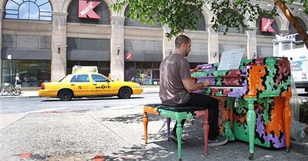 Pianino na środku chodnika