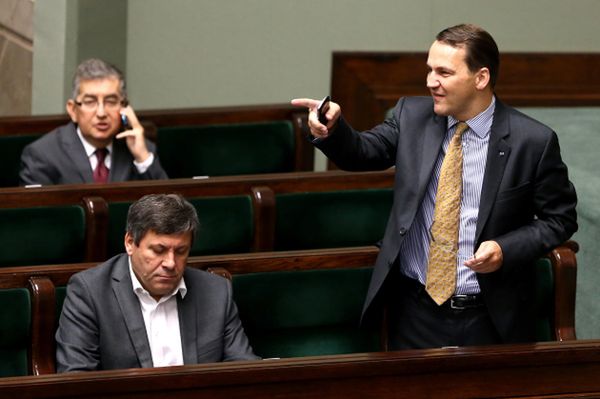 Błąd w stenogramach "Wprost". Sikorski mówił o PiS-ie, a nie o Tusku