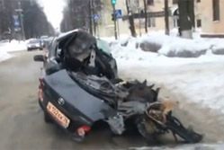 Zmiażdżona Toyota na ulicach rosyjskiego miasta
