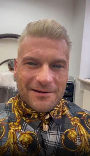 Popek przefarbował włosy na blond