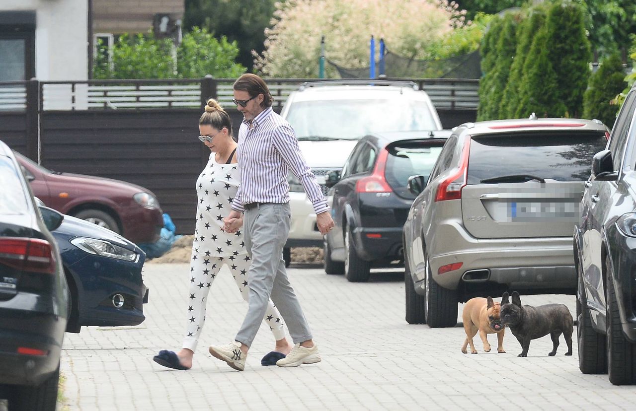 Małgorzata Rozenek i Radosław Majdan na spacerze z psami